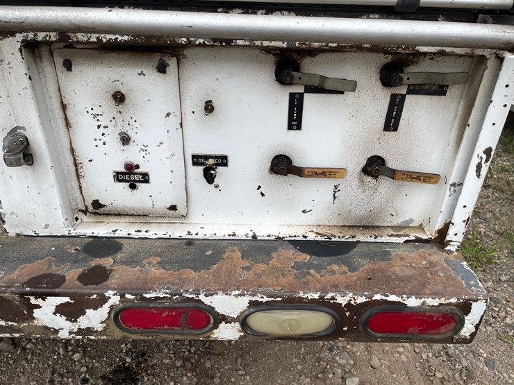 #1466-•-2003-chevrolet-c7500-fuel-and-lube-truck-(has-wy-title)-image-30