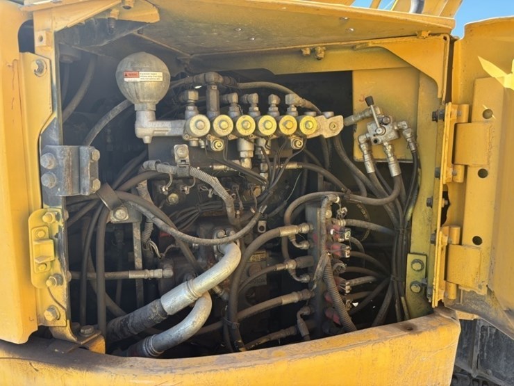 komatsu-pc228us-lc-3e0-image-28