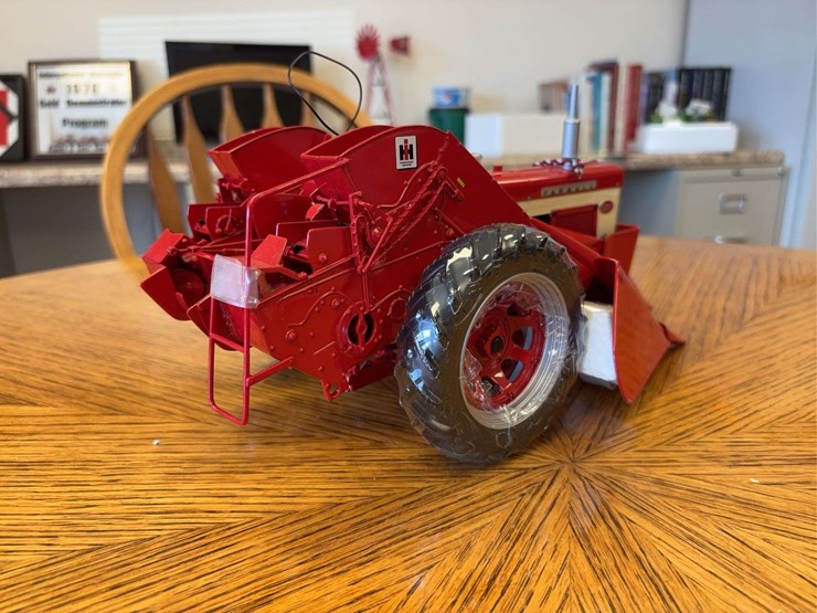 1/16-farmall-560-with-2-mh-corn-picker-precision-series-#14-image-10
