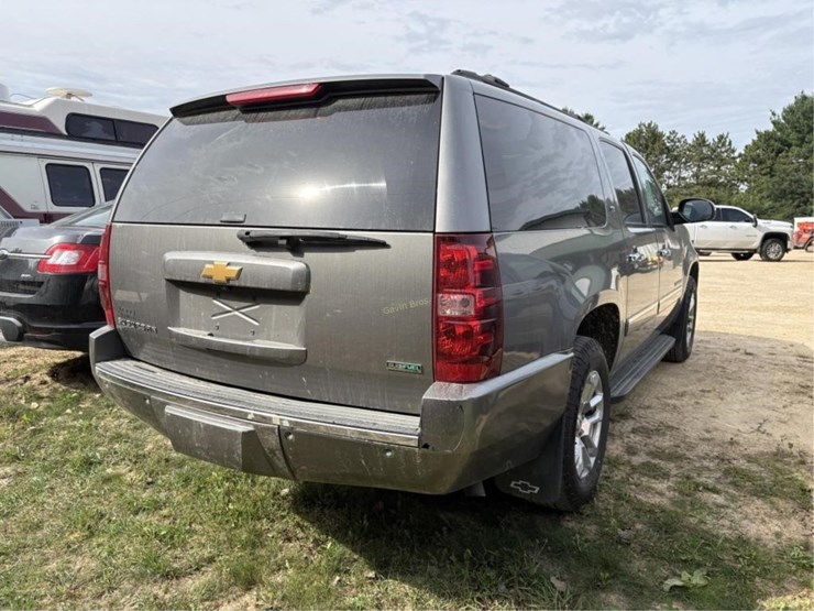 2012-chevrolet-suburban-image-3