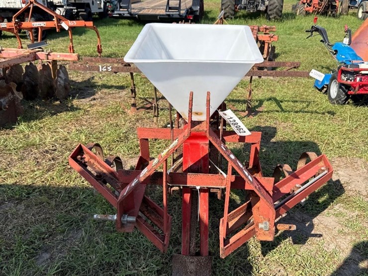 166---1-row-covington-planter-image-5
