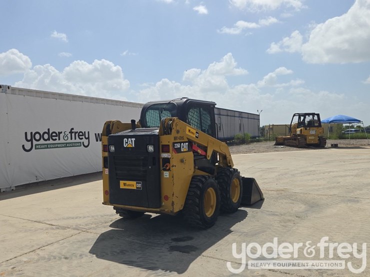 2019-caterpillar-226d-image-5