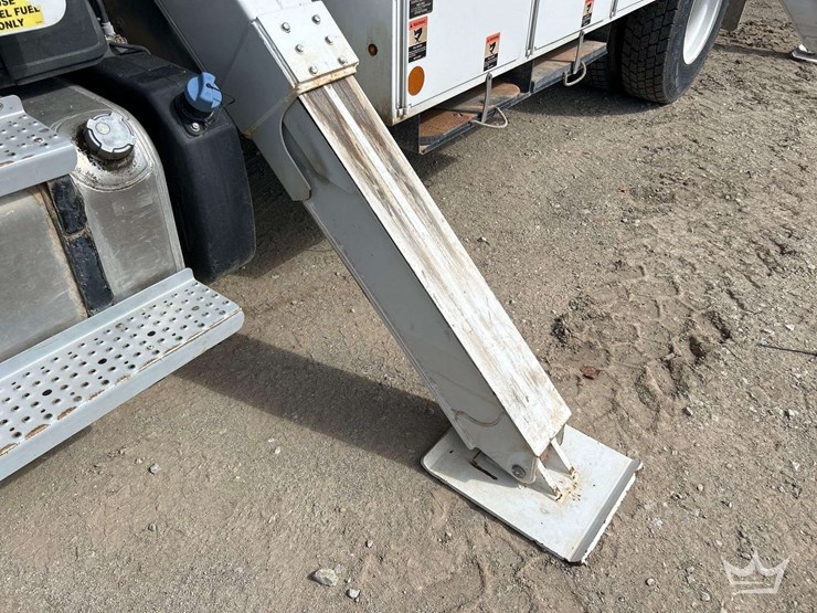 2019-freightliner-m2-106-image-19