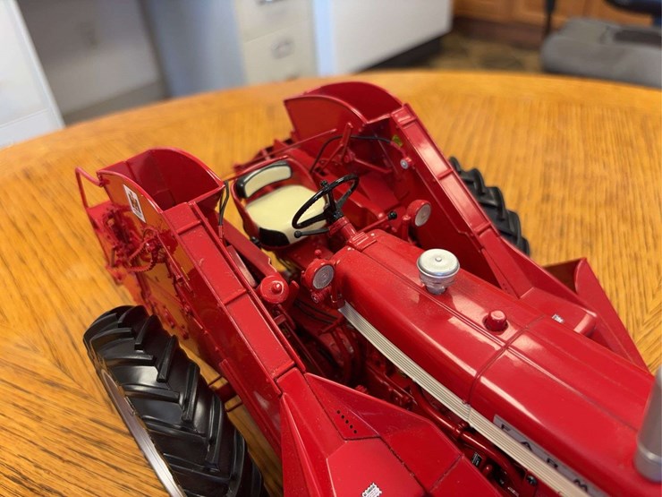 1/16-farmall-560-with-2-mh-corn-picker-precision-series-#14-image-19