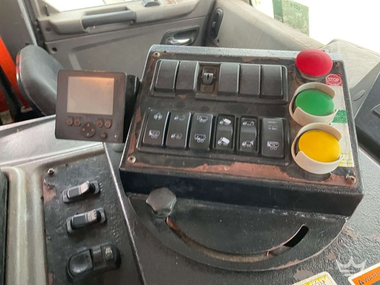 2019-peterbilt-520-image-11