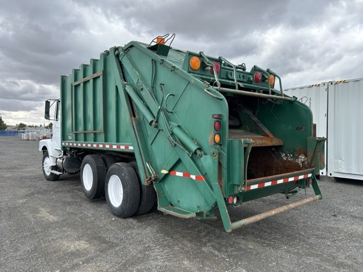 1995-white-gmc-wb-t/a-garbage-truck-image-3