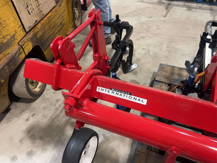 international-harvester-two-row-fast-hitch-hiller-cultivator-image-5