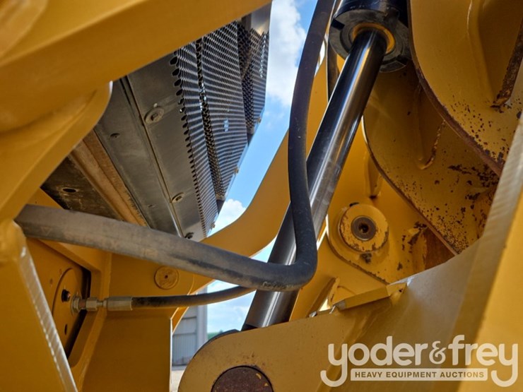2015-caterpillar-140m3-awd-image-43