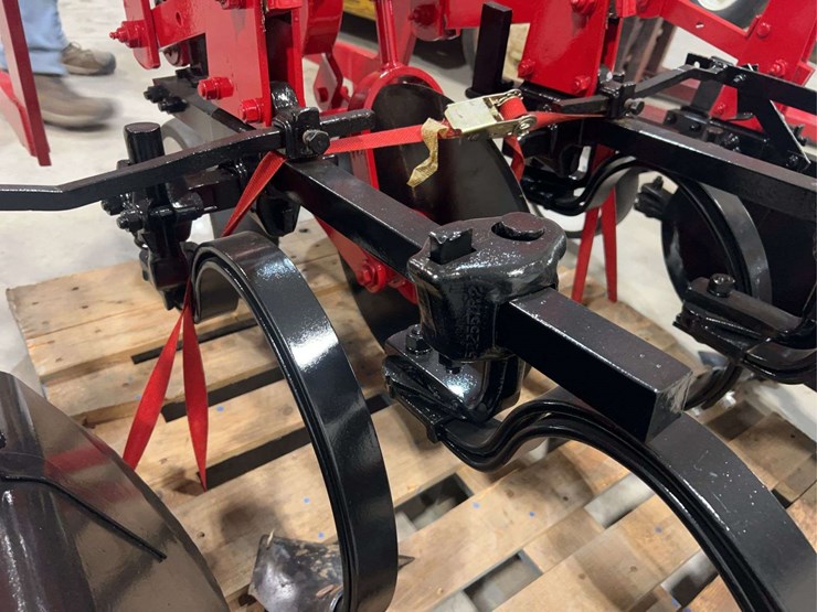 international-harvester-fast-hitch-two-row-cultivator-with-tunnel-shields-image-24
