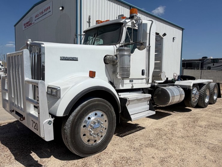 2012-kenworth-w900-image-1