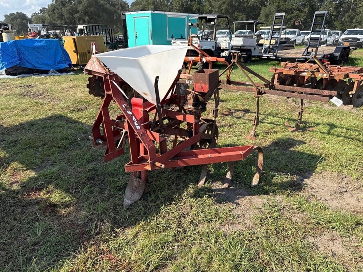 166---1-row-covington-planter-image-2
