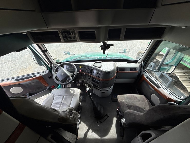 #61464-•-2007-volvo-vnl-sleeper-cab-truck-tractor-image-74