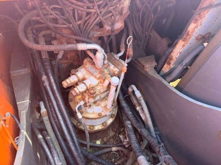 2014-hitachi-zx220w-3-image-40