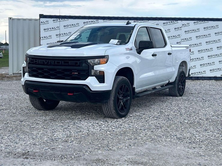 2022-chevrolet-silverado-1500-4x4-crew-cab-pickup-truck-image-1