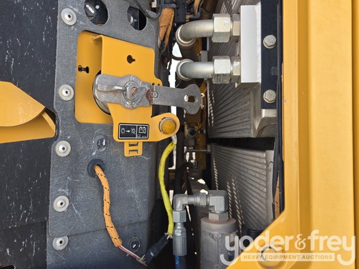 2015-caterpillar-140m3-awd-image-58