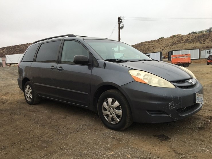 2008-toyota-sienna-ce-image-2