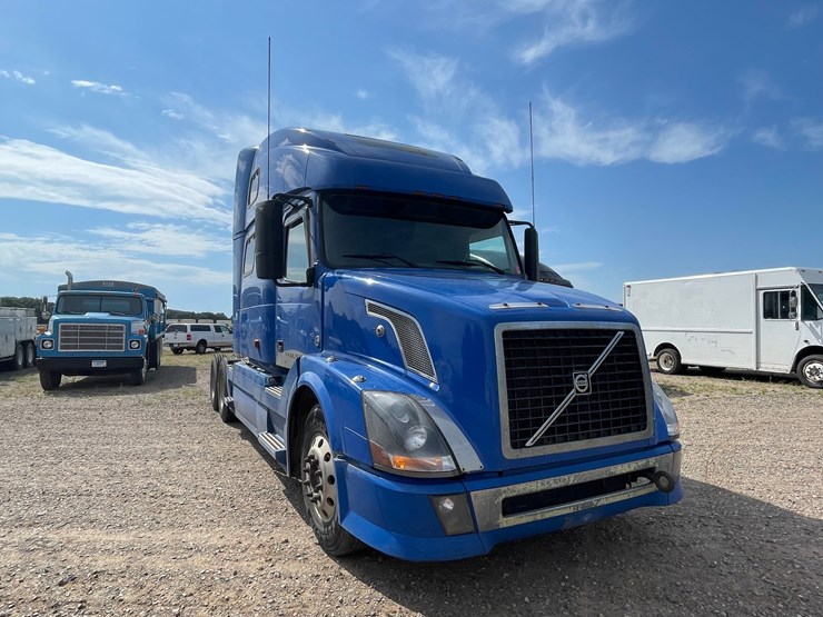 #1465-•-2007-volvo-ds-999-sleeper-cab-truck-tractor-(has-mn-title)-image-7