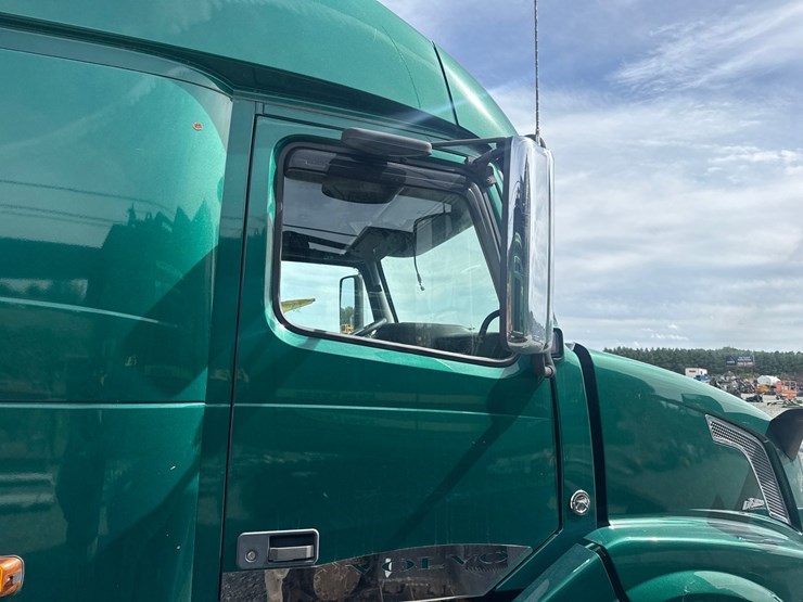 #61464-•-2007-volvo-vnl-sleeper-cab-truck-tractor-image-57