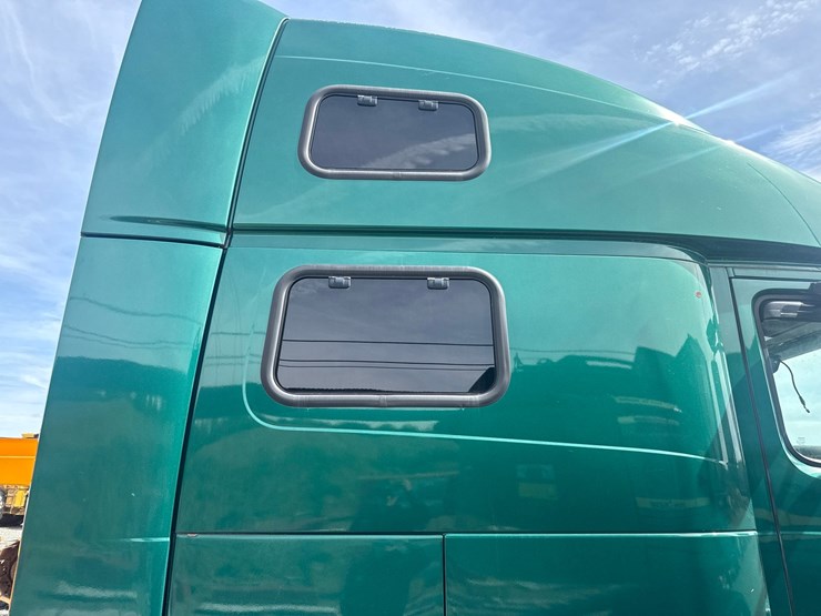 #61464-•-2007-volvo-vnl-sleeper-cab-truck-tractor-image-55