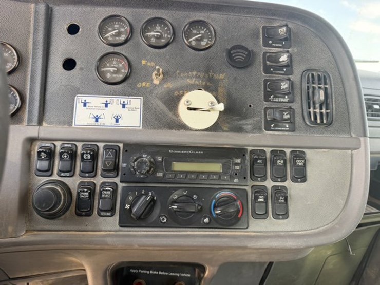2012-peterbilt-367-image-13