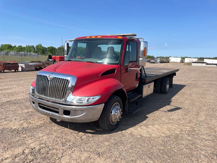 #1486-•-2005-international-flatbed-truck-(has-mn-title)-image-1