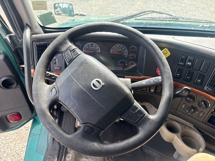 #61464-•-2007-volvo-vnl-sleeper-cab-truck-tractor-image-68