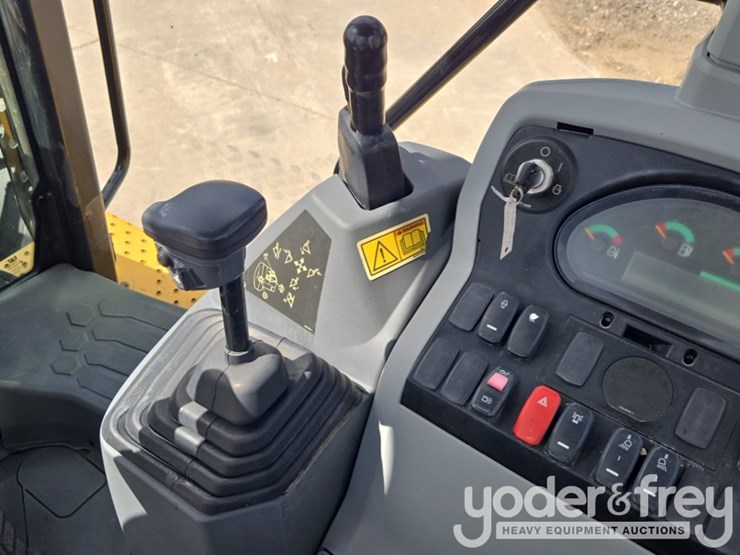 2019-caterpillar-420f2-image-61