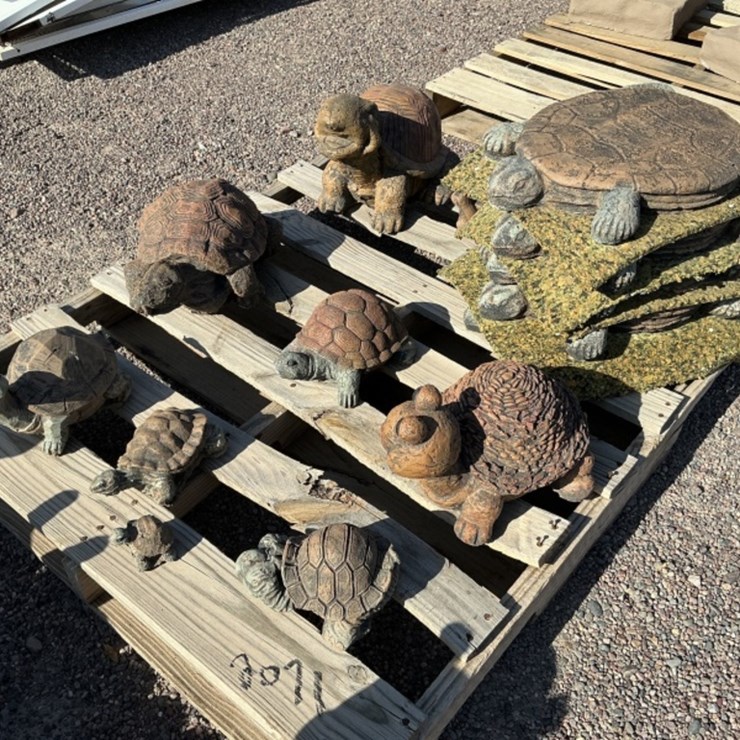 PALLET OF CONCRETE TURTLE STATUES & STEPPING