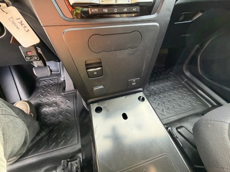 2020-ford-explorer-image-31