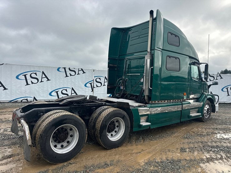 #61464-•-2007-volvo-vnl-sleeper-cab-truck-tractor-image-5