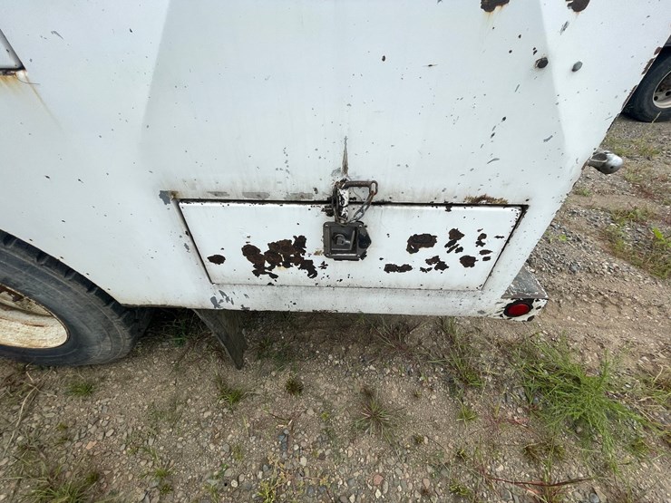 #1466-•-2003-chevrolet-c7500-fuel-and-lube-truck-(has-wy-title)-image-18