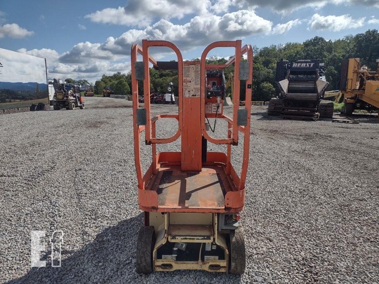 2011-jlg-1230es-image-2