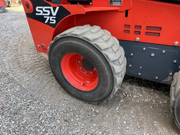 2025-kubota-ssv75-image-13