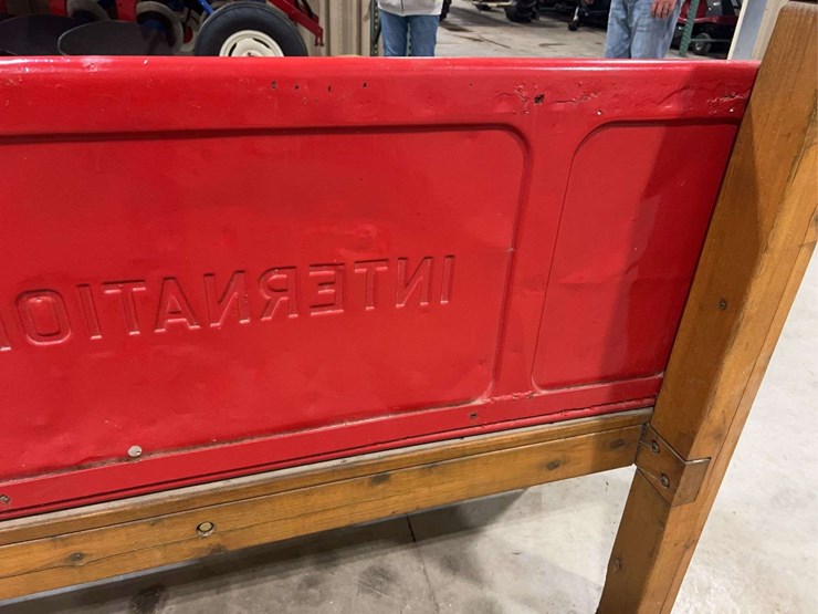 custom-international-harvester-tailgate-bench-image-16