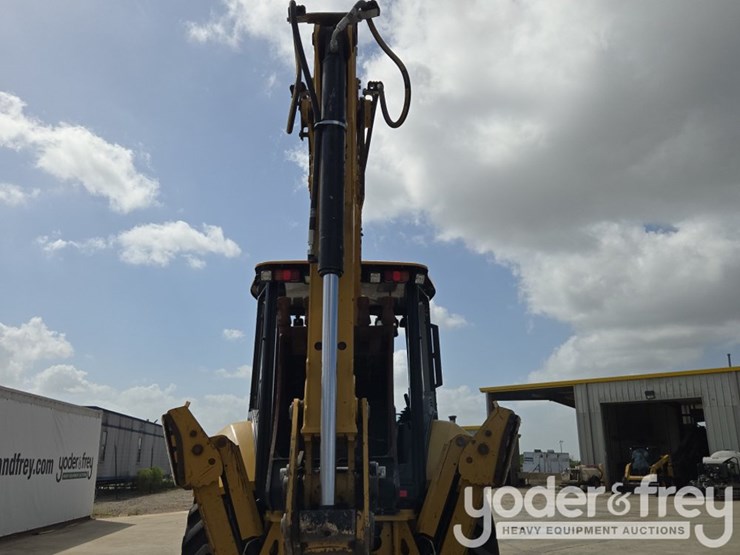 2019-caterpillar-420f2-image-38