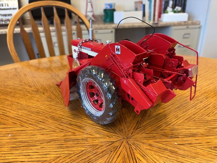 1/16-farmall-560-with-2-mh-corn-picker-precision-series-#14-image-12