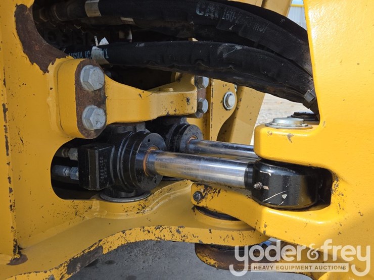 2019-caterpillar-420f2-image-30