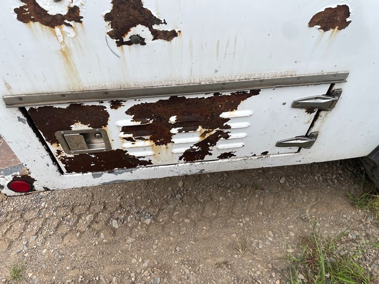 #1466-•-2003-chevrolet-c7500-fuel-and-lube-truck-(has-wy-title)-image-32