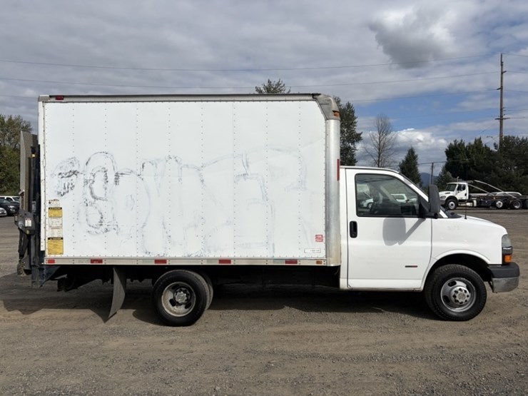 2006-chevrolet-express-box-truck-image-3