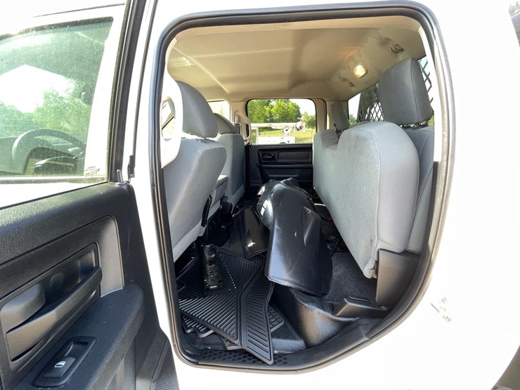 #1485-•-2016-ram-5500-flatbed-truck-(has-mn-salvage-title)-image-31