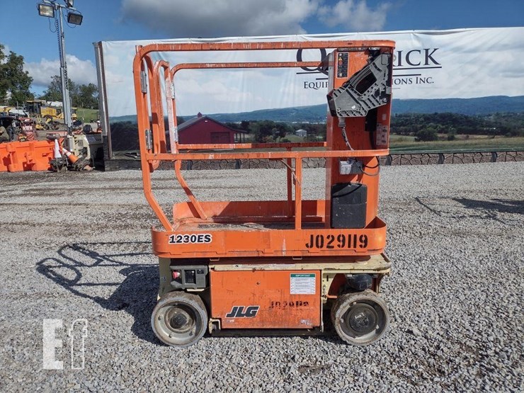 2014-jlg-1230es-image-1