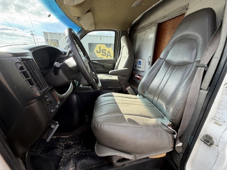 2006-chevrolet-express-box-truck-image-23