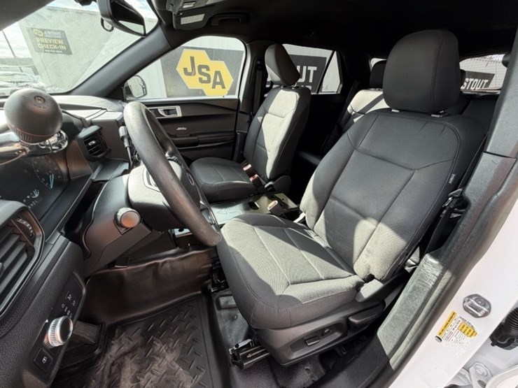 2020-ford-explorer-image-24