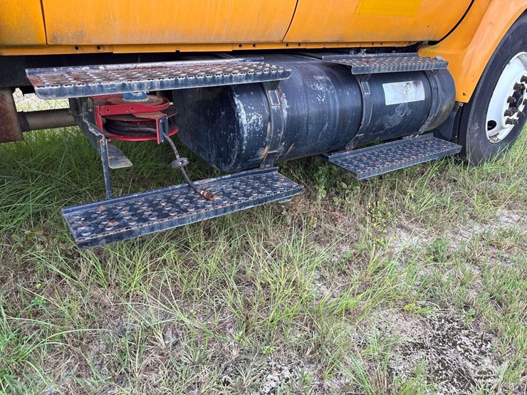 2006-ford-f650-image-32