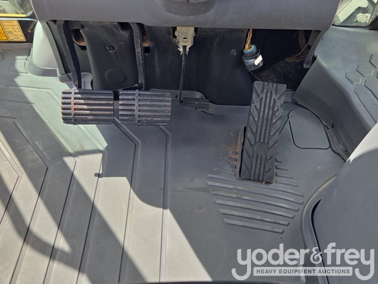 2019-caterpillar-420f2-image-60