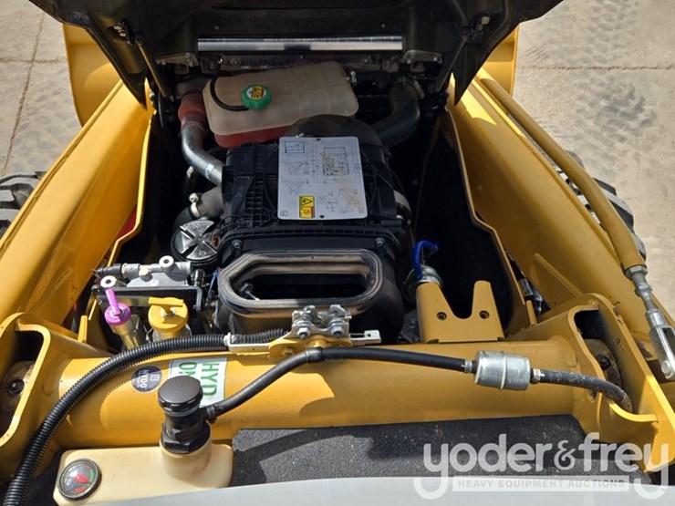 2019-caterpillar-420f2-image-43