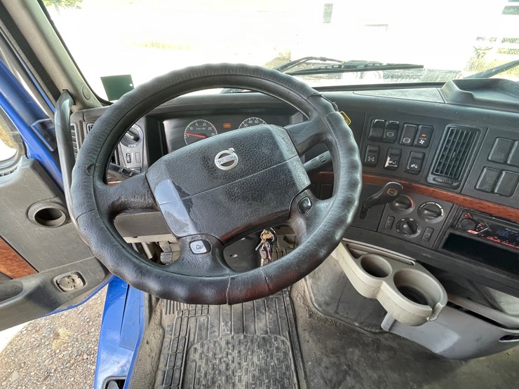 #1465-•-2007-volvo-ds-999-sleeper-cab-truck-tractor-(has-mn-title)-image-22