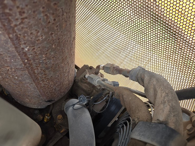 2004-deere-650h-xlt-image-22