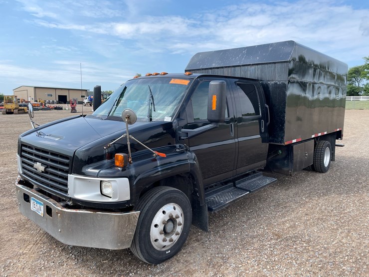 #1460-•-2008-chevrolet-c4500-chipper-truck-(has-mn-title)-image-1