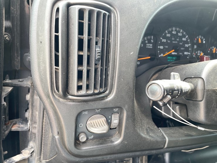 #1459-•-2005-chevrolet-5500-chipper-truck-(has-mn-title)-image-31